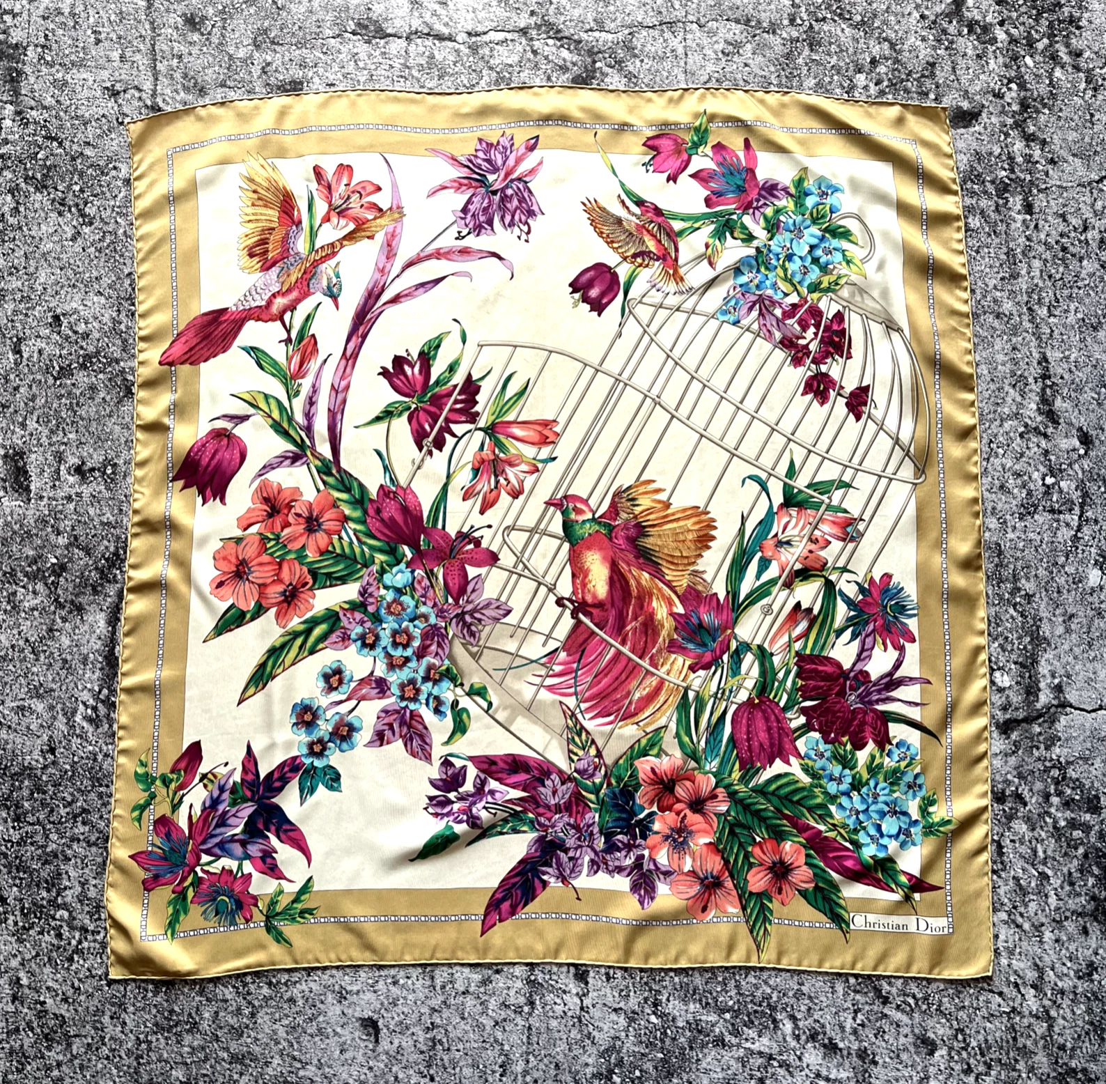 Écharpe Christian Dior 100 % soie grand logo fabriqué en Italie taille   85 x 85 cm