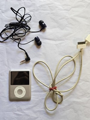 Apple iPod Nano 3rd Gen 4GB Silver Music Player A1236 Tested