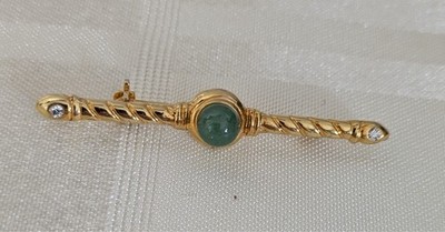 Vintage Stabbrosche goldfarben mit zentralem runden grünen Stein und zwei klaren Steinen