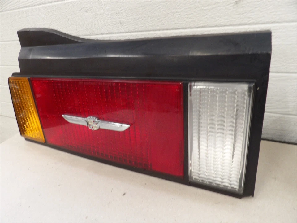 LH LUZ TRASERA LADO CONDUCTOR MONTAJE LÁMPARA CADILLAC CIMARRON 1982-1983 SIN MOLDURA DORADA Foto 2 de 4