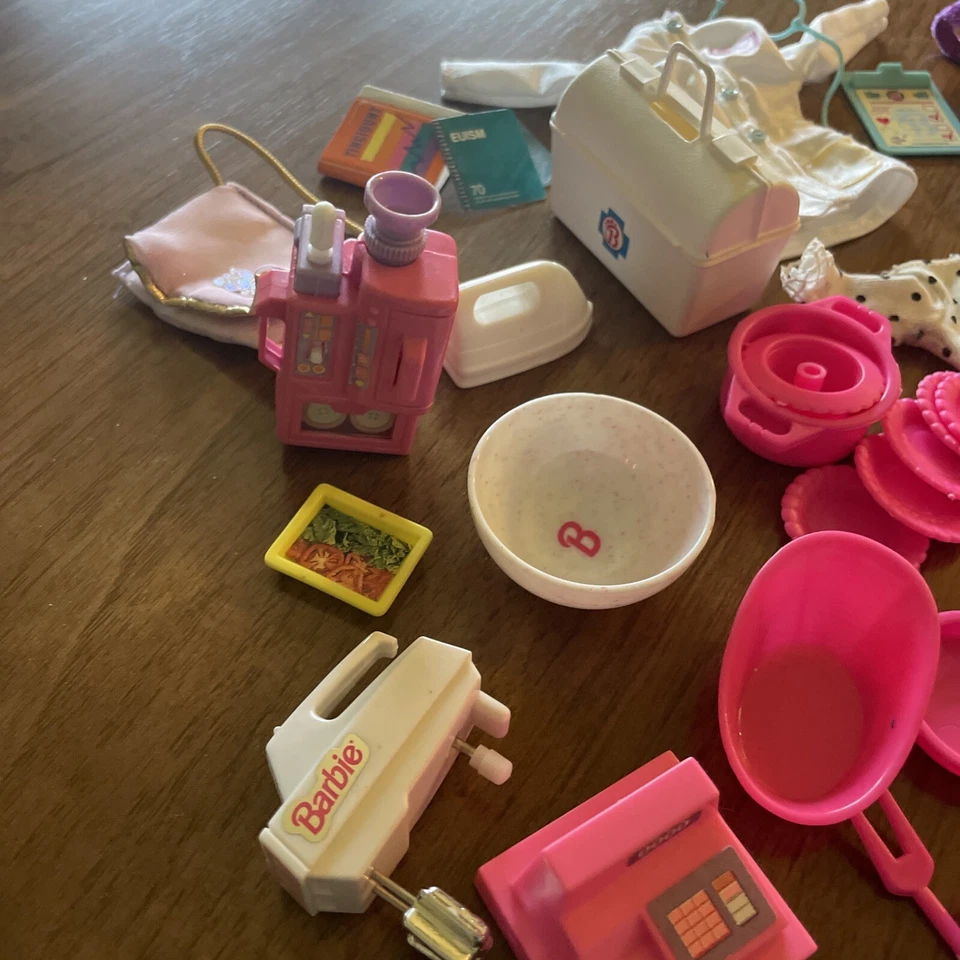 Barbie Años 90 Lote De 200 + Artículos; Zapatos, Carteras, Ropa, Cocina, Viaje + Foto 3 de 4