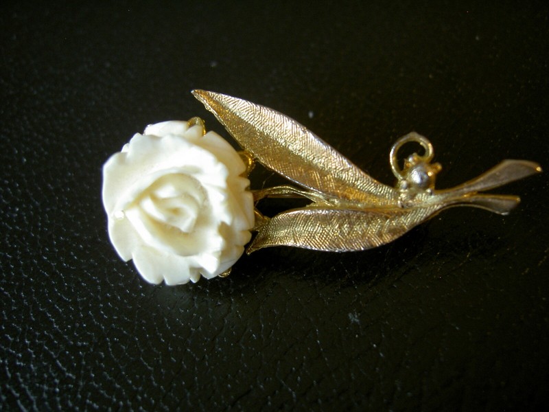 LOVELY VINTAGE SMALL DELICATE MADE CARVED WHITE ROSE GOLD PLATE PIN BROOCH-1.5"