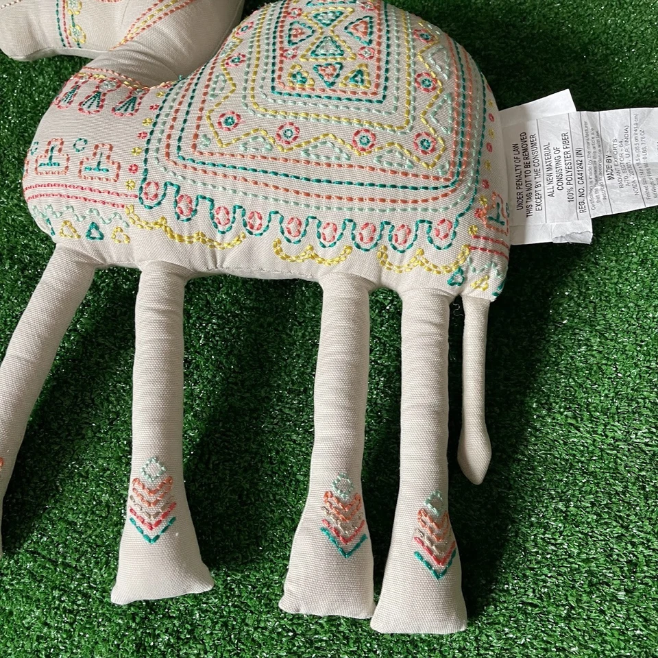 Almohada decorativa bronceada de felpa Pillowfort camel con costuras bordadas a lo largo Foto 3 de 4