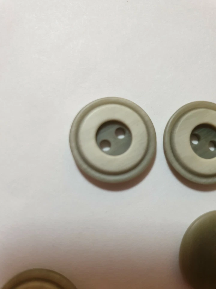 Botón circular gris con círculo blanco en medio con 2 orificios 17mm Foto 3 de 3