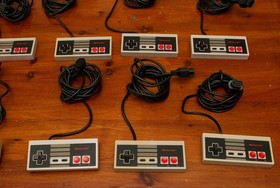 8x official Nintendo NES controllers & 2x four score multitaps - working