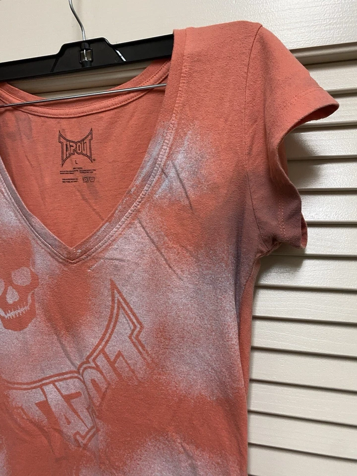 Camisa Tapout L Cuello en V Naranja Calavera MMA Gráfico Camiseta Mujer Manga Corta Foto 4 de 4