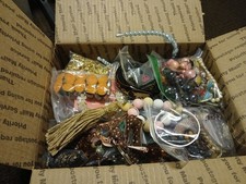 BIG LOT OF FASHION AND COSTUME JEWELRY.