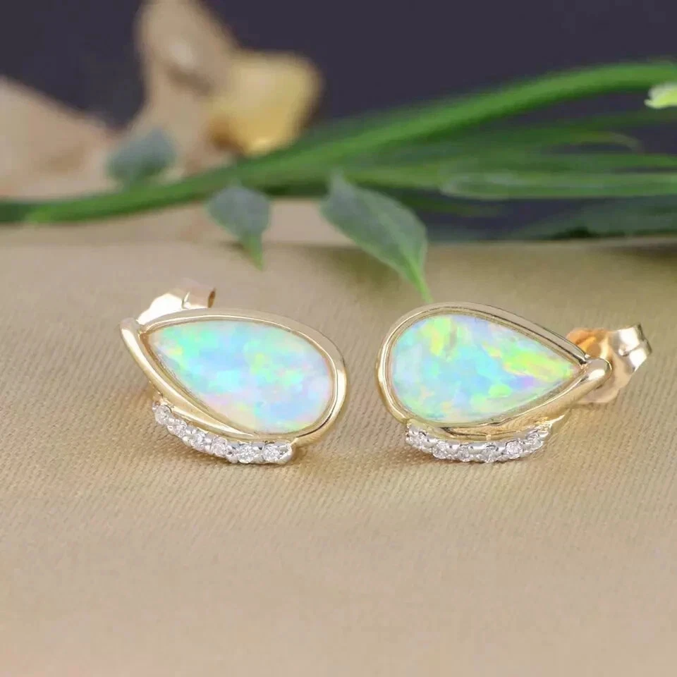 Aretes para mujer con diamantes de ópalo de fuego talla pera de 2,40 quilates acabado en oro amarillo de 14 quilates Foto 2 de 4