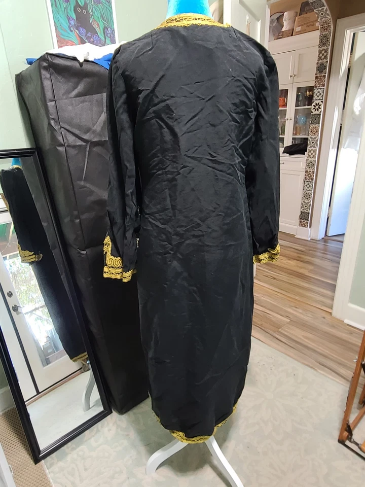 Caftán negro con bordado dorado - Renacimiento medieval Foto 3 de 3