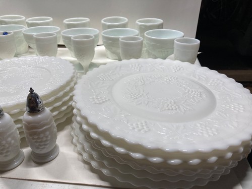 SELTEN-Vintage: Imperial Milchglas Traubenmuster-Set für 6-8 Mitte des Jahrhunderts - Bild 12 von 21