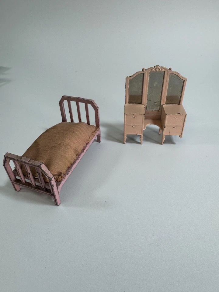 Muebles de metal vintage para muñeca TOOTSIE TOY dormitorio casa de muñecas cama, tocador ~ 4 piezas Foto 2 de 4
