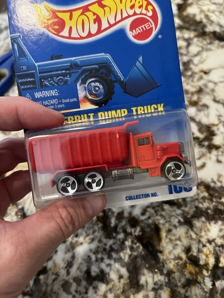 Camión de volteo Peterbilt HotWheels 1992 vintage tarjeta azul #100 ruedas básicas  Foto 4 de 4