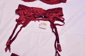 Agent Provocateur Tammi Red, 36C Bra, 2x Thongs & Brief Sz 4 & Suspender Sz. 2