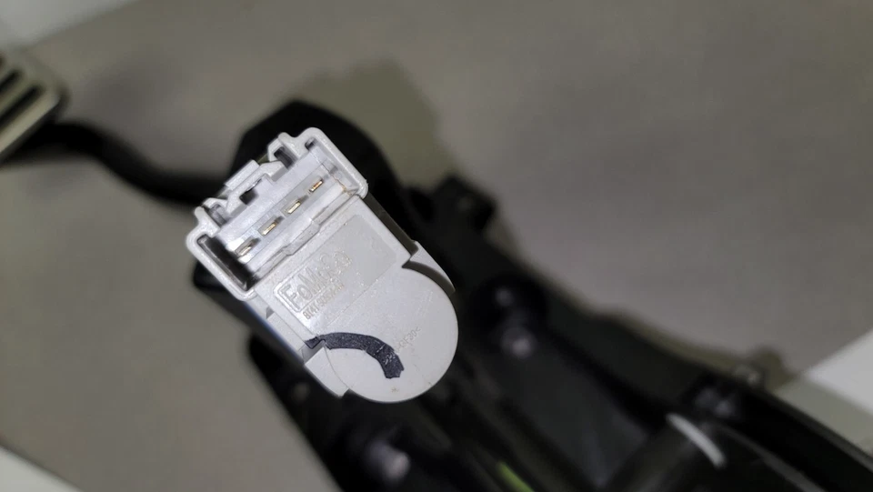 2015-2017 Ford Mustang GT S550 Automatic Pedal Box Brake Pad Assembly OEM - Image 3 of 4