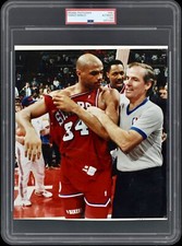 1990 CHARLES BARKLEY TYPE 1 PHOTO AFTER FIGHT W/ BILL LAIMBEER 76ERS/PISTONS PSA
