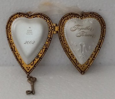 2002 Hallmark Keepsake Ornament TRUE LOVE IS OUR LOVE Photo Holder Porcelain
