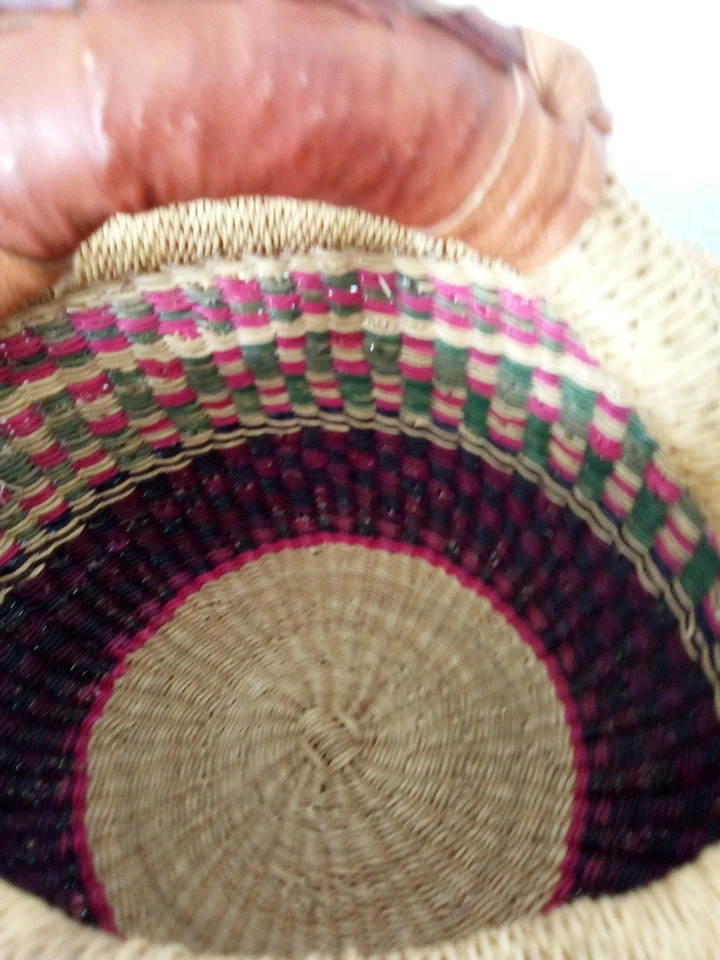 Корзина Bolga среднего размера из Ганы Западная Африка кожаная ручка - Изображение 3 из 4