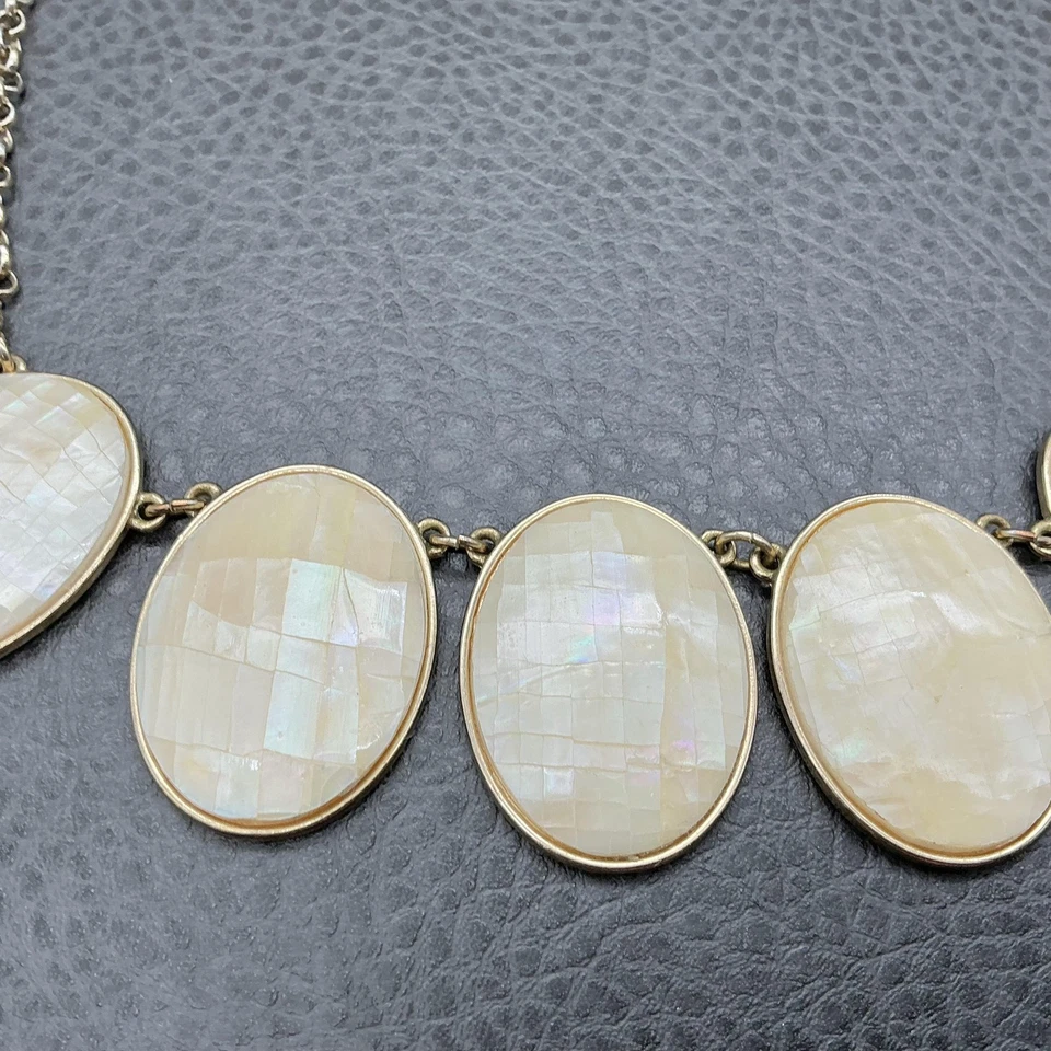 Collar Casa Blanca Mercado Negro Declaración Madreperla Tono Dorado Cadena Ovalada Foto 4 de 4