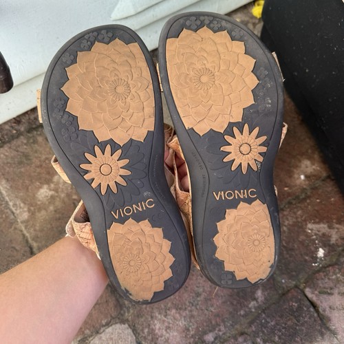 Sandalia Vionic Ámbar con Tiras Corcho Dorado Mujer 8 Todas las Correas Ajustable Comodidad - Imagen 4 de 9