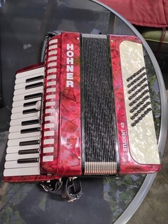 Hohner Student 48 Bass Akkordeon Rot Inkl. Koffer