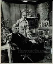 1973 Press Photo Doris and Jerry Lavin Modeling Fashion at Furniture Shop