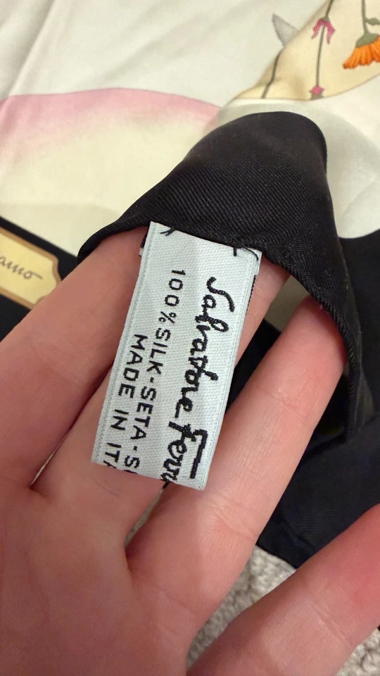 RARO! Autêntico cachecol SALVATORE FERRAGAMO design de filhote 100% seda - Imagem 3 de 4