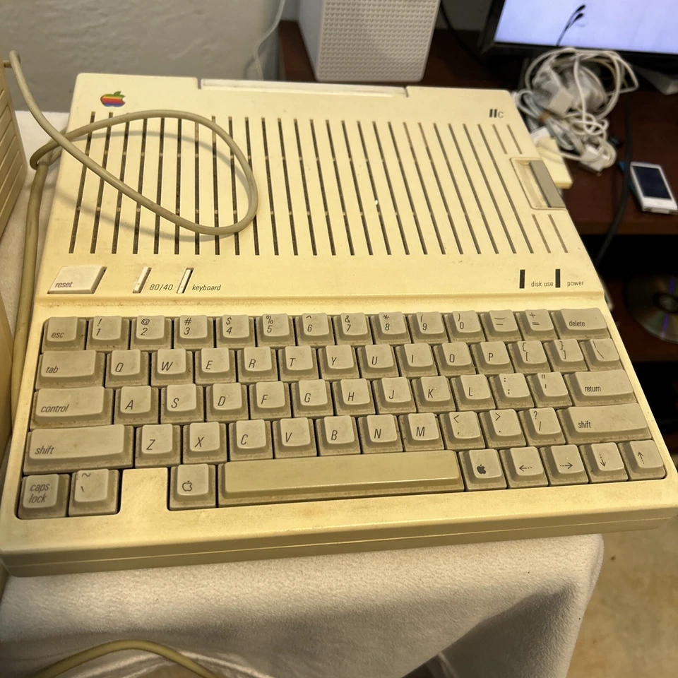 MONITOR DE ORDENADOR APPLE VINTAGE modelo G090H Jun1984 ENCENDIDO reparación o repuestos Foto 2 de 4
