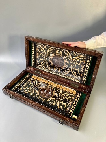 Komplett handgefertigtes Backgammon Board Set mit Koffer Schnitzerei unter Glas innen