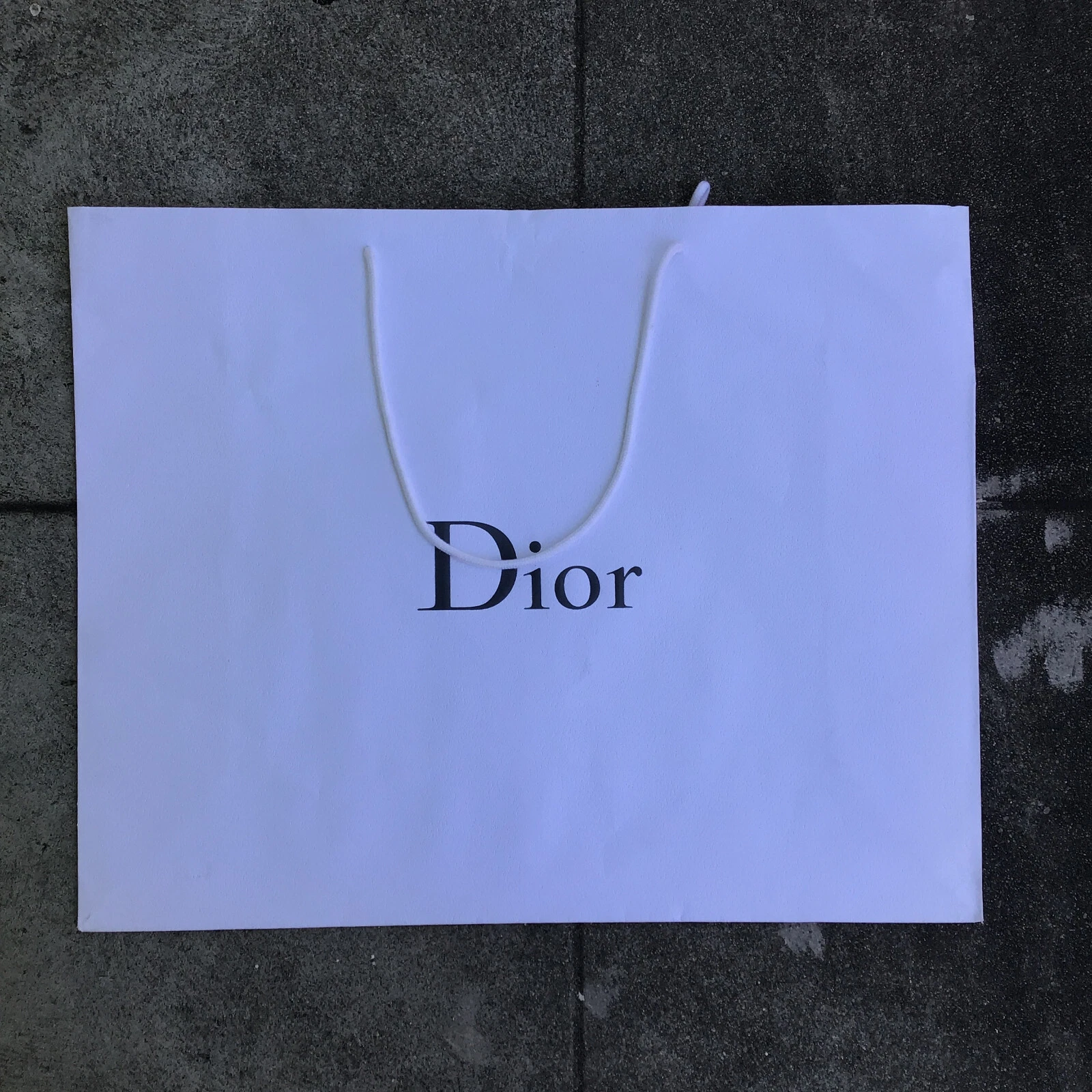Sac cadeau DIOR caillou blanc texturé 24