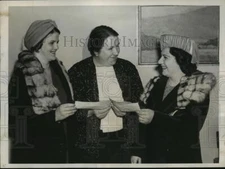 1940 Press Photo New York Two discharges Unionist handing back wages checks NYC