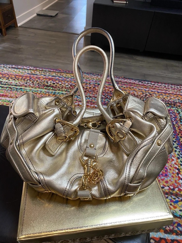 Juicy Couture Vint. Bolso Cartera L Cuero Dorado con Plumero y Dije EXCELENTE + ¡Estado! Foto 2 de 4