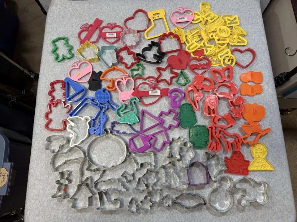Lote 100 Cortadores de Galletas Wilton Plástico Metal Alfabeto Animal Vacaciones Formas Mezcladas Foto 2 de 4