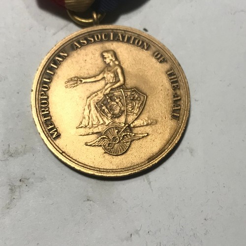 Asociación Metropolitana de los A.A.U. 1947 de colección Medalla de campeón de obstáculos bajos de 70 yardas - Imagen 2 de 4