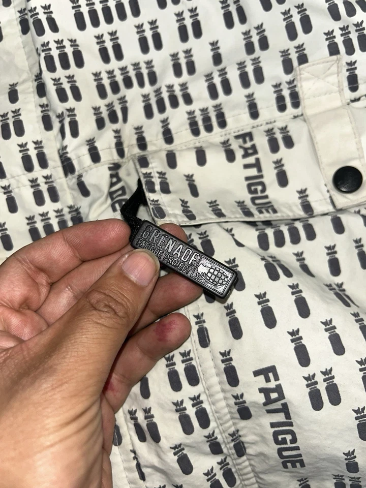 Chaqueta de snowboard Grenade Fatigue Project con estampado integral blanca talla X-grande para hombre Foto 4 de 4