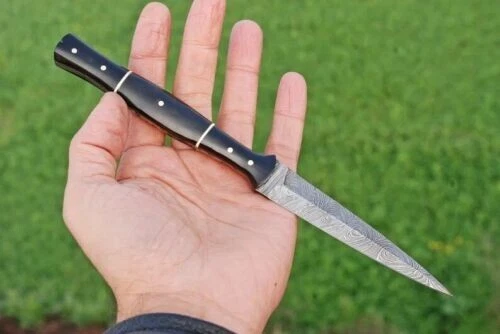 Daga de caza de acero Damasco hecha a mano personalizada hoja fija cuchillo de doble filo Foto 3 de 4