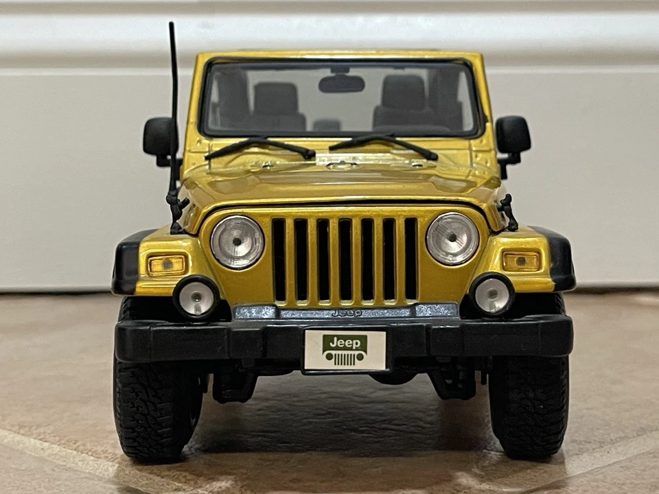 2003 Jeep Wrangler Rubicon Gold Special Edition Maisto 1/18 4x4 Truck TJ - Image 4 of 4
