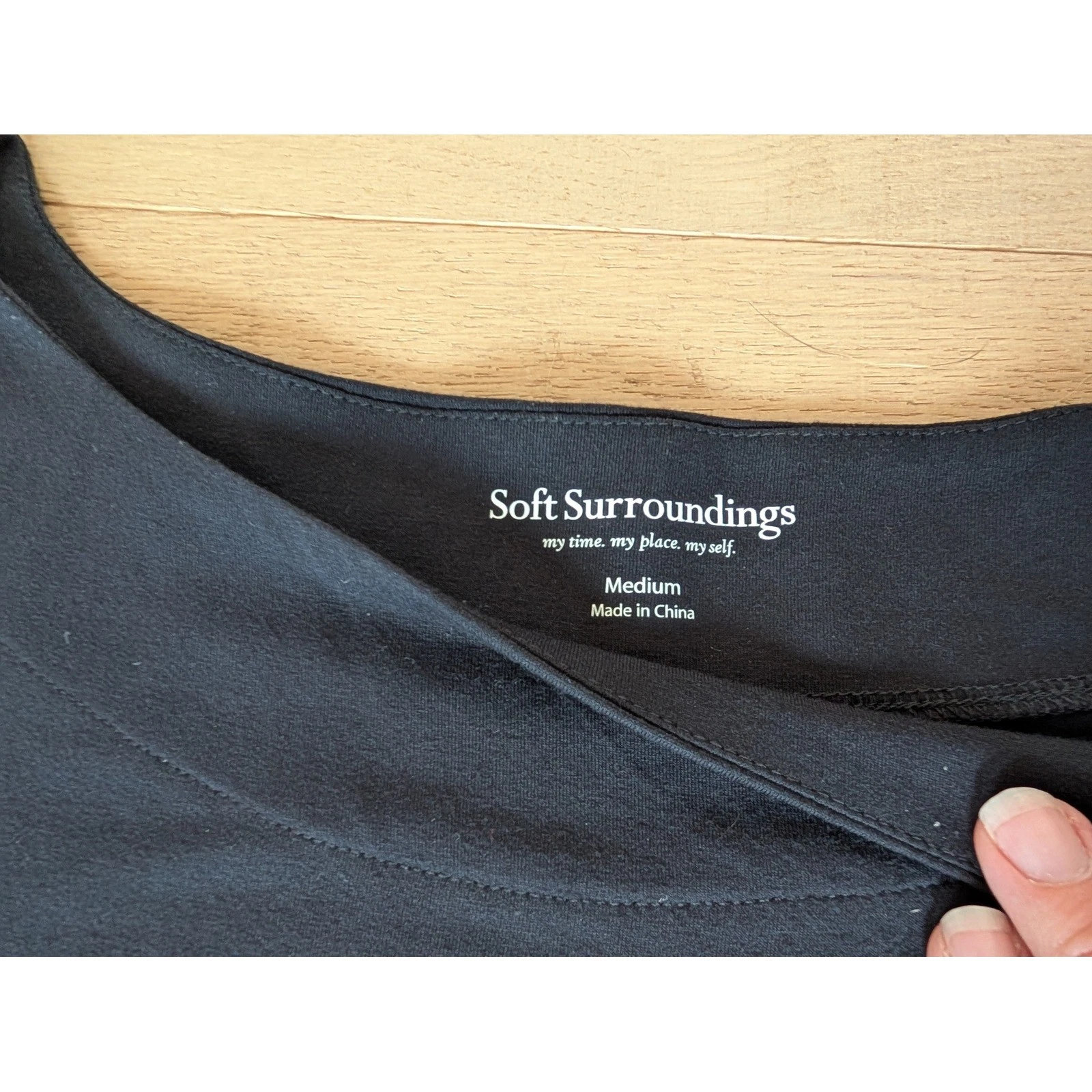 VETEMENTS Abito tunica plissettato morbido perimetro manica lunga nero orlo asimmetrico medio