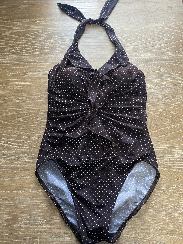 Traje de baño Miraclesuit de una pieza con volantes delanteros marrón con lunares blancos talla grande Foto 2 de 4