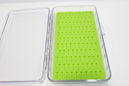Fliegenbox Nymphe Trockenfliege Silikoneinlage 158 x 96 x 23mm Triangelform - Picture 3 of 3