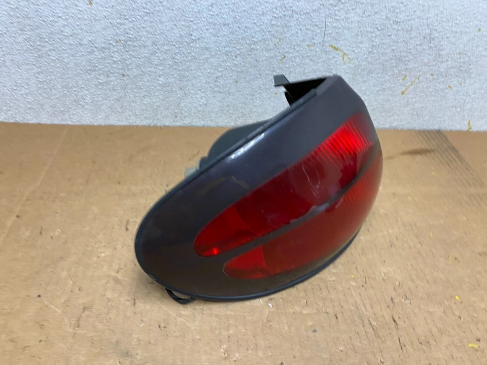 Luz trasera izquierda del lado del conductor Ford Taurus Wagon 1998-1999 sedán OEM N6220 DW Foto 3 de 4