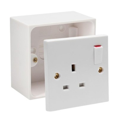 Einfach geschaltete Steckdose 1 Gang 13 Ampere weiß elektrisch 45 mm Backbox, mit Schrauben