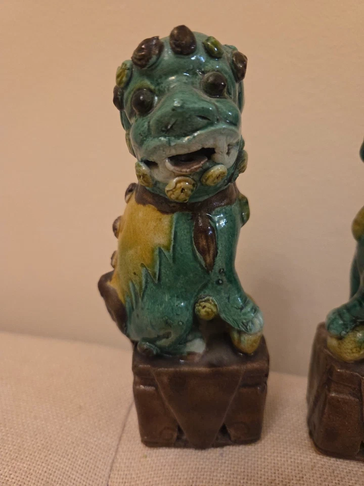 Par de estatuas antiguas chinas del siglo XIX Famille Verte de porcelana Foo Dog Foto 2 de 4