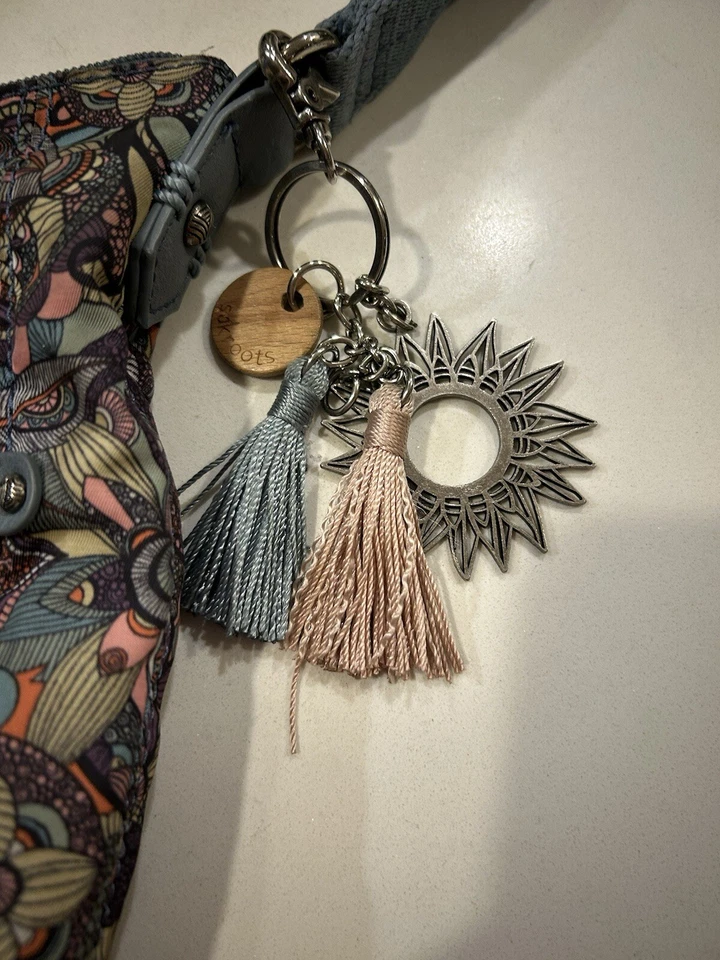 Серый домик на дереве через плечо Sakroots Artist Circle - Изображение 3 из 4