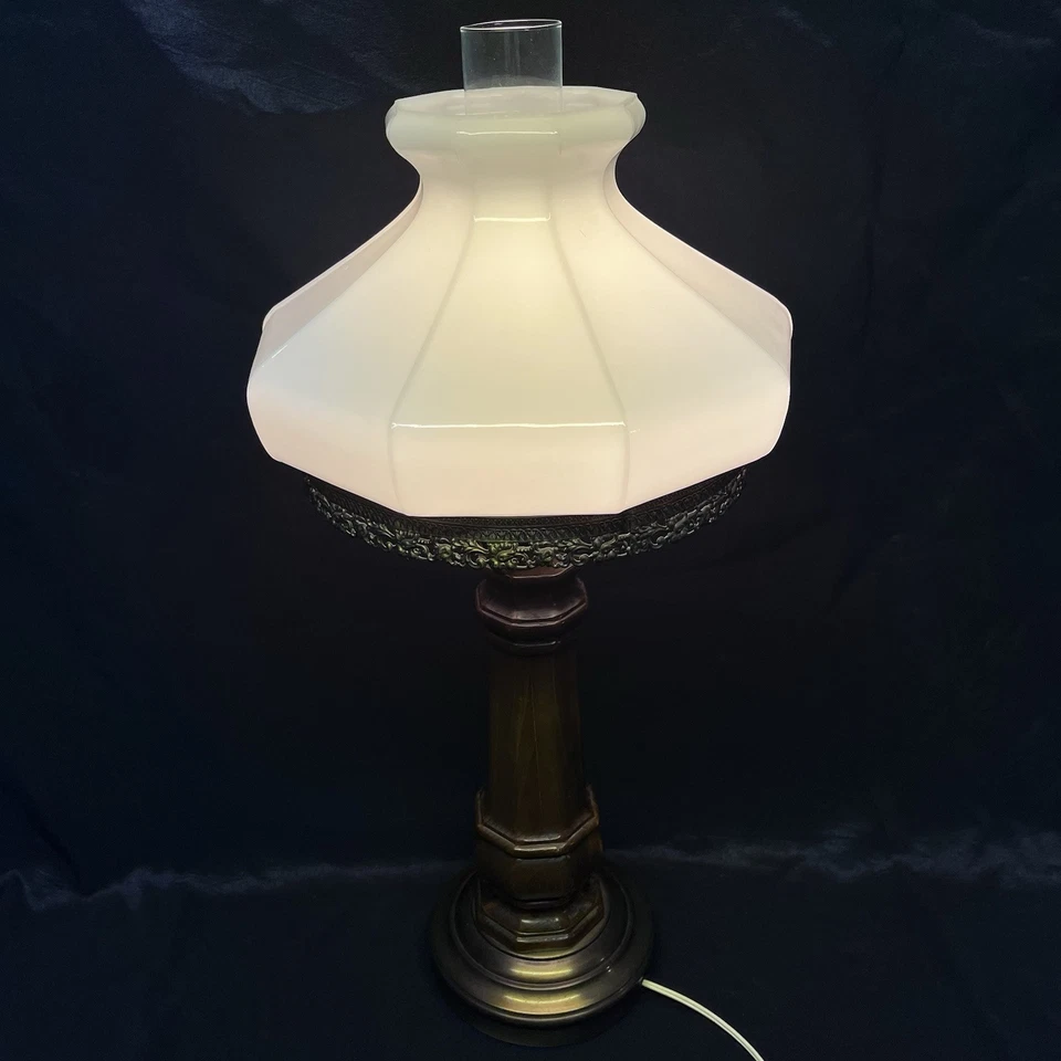 Abajur de mesa vintage de madeira e latão 24,5H com abajur de vidro leitoso opala branca - Imagem 2 de 4