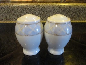 Heritage Mint ~ Salt & Pepper Shaker Set ~ Enchanted Garden Pattern ~ 2 1/2 x 3