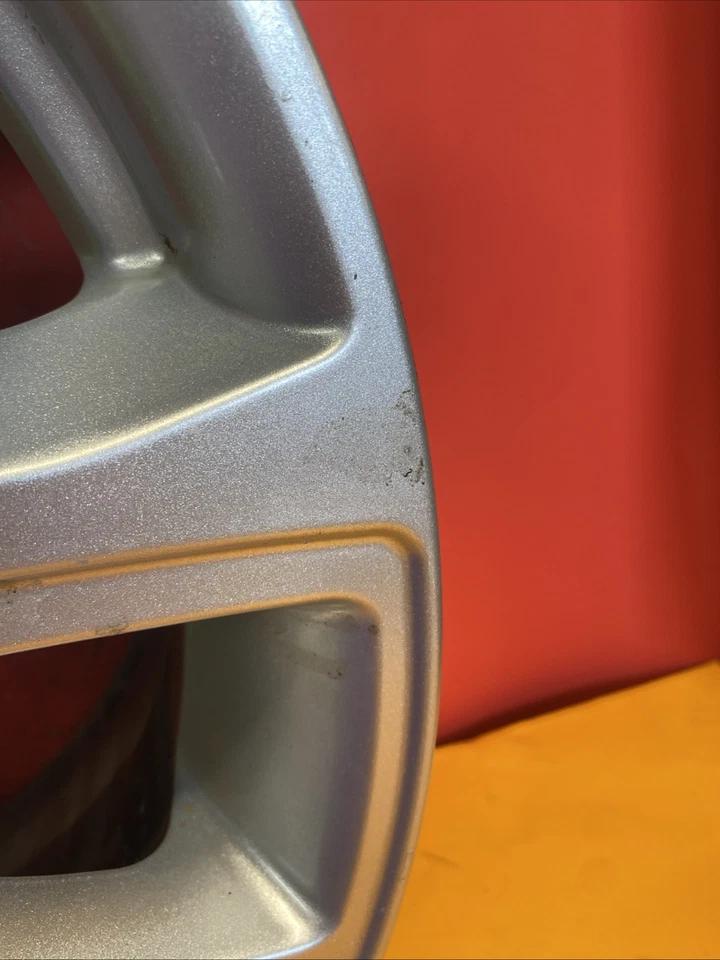 Range Rover Evoque 2016 llanta OEM 18x8 5 radios Foto 3 de 4