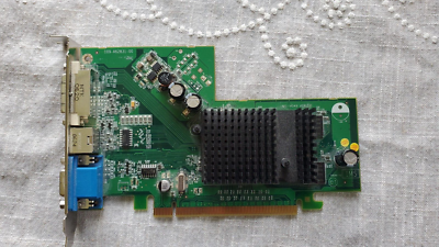 Dell ATI Radeon X300SE 128MB PCIe Video Graphics Card 0P5288 102-A33406-00