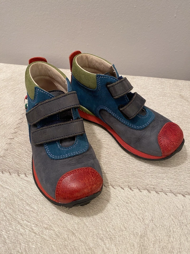 Zapatos Moschino de cuero multicolor para niños pequeños - 26 EUR/9,5 EE. UU. Foto 3 de 4
