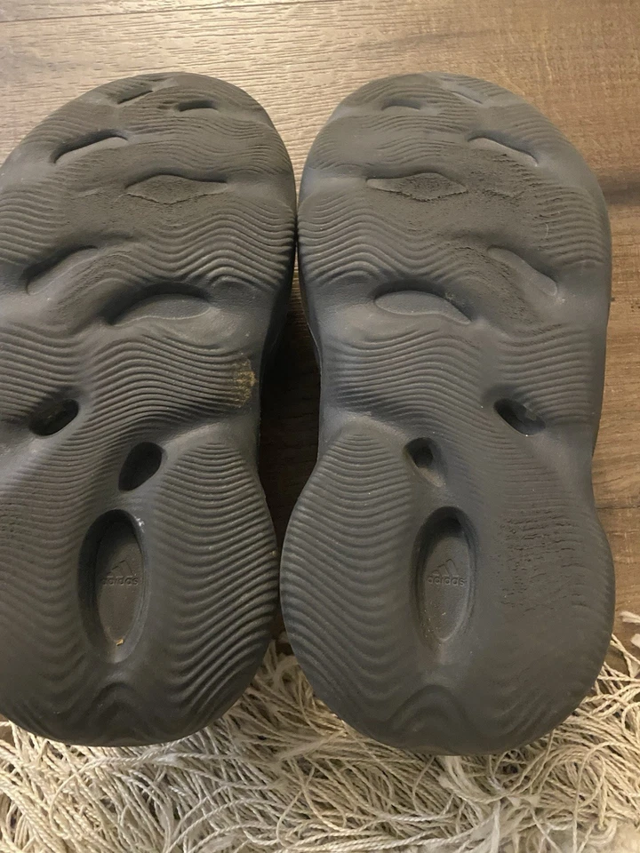 Yeezy Foam Runner Onyx Talla 8 Foto 3 de 4
