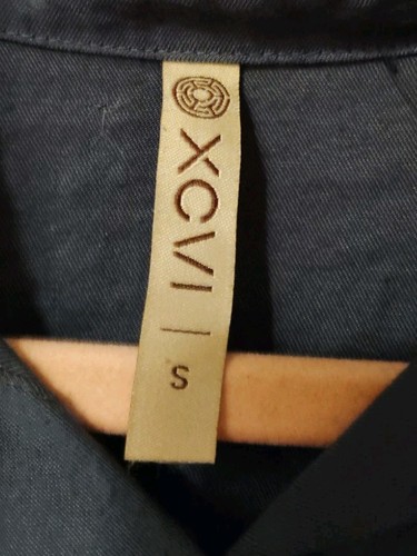 XCVI DAMEN BLAU KNOPFLEISTE MIT ROHEM SAUM DETAIL KLEIN MINIMALISTISCH FEMININ BOHO - Bild 2 von 8